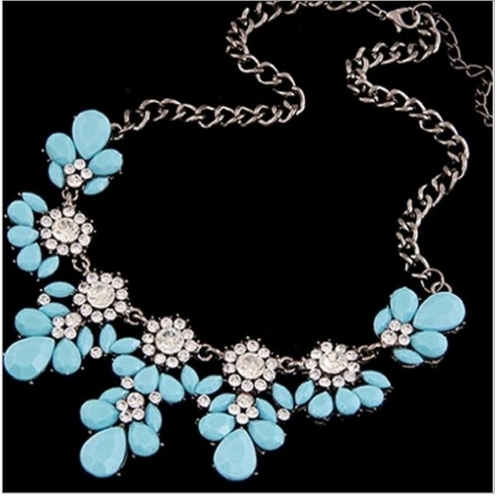 💜3/$25 ÑWT Blue Flowers Crystal Pendant Choker Bib Necklace